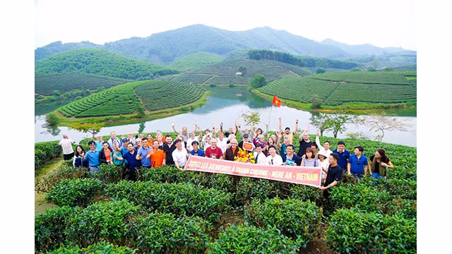 Des membres du groupe touristique français prennent une photo de souvenir aux îlots de Thé. Photo : Dinh Tuyên/baonghean.vn Des membres du groupe touristique français prennent une photo de souvenir aux îlots de Thé. Photo : Dinh Tuyên/baonghean.vn