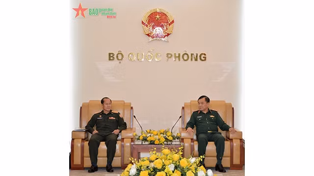 Le général de corps d'armée Hoàng Xuân Chiên, vice-ministre vietnamien de la Défense (à droite) et le colonel Thiem Homsana, directeur du Département de Chimie de l’Etat-major de l'Armée populaire lao. Photo : www.qdnd.vn
