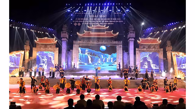 Un numéro artisitque au Le Festival de démonstration pour honorer et mettre en valeur des éléments du patrimoine culturel immatériel représentatif de l'humanité. Photo : VNA.