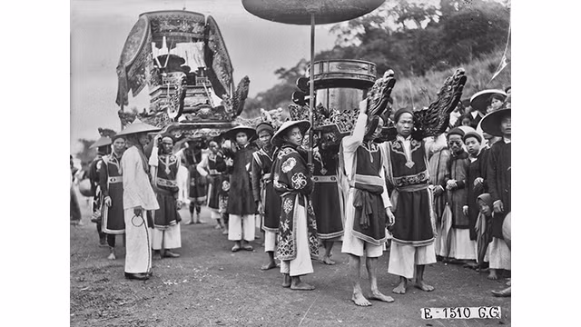 La procession de « Bat Bao », qui sont huit objets précieux au temple Hùng selon la coutume traditionnelle. Photo : kienthuc.net.vn