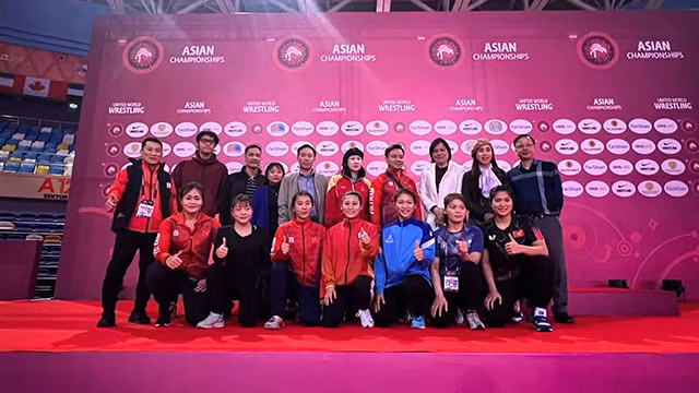 L'ambassadrice du Vietnam au Kazakhstan, Pham Thai Nhu Mai, et les athlètes vietnamiennes. Photo : thoidai.com.vn
