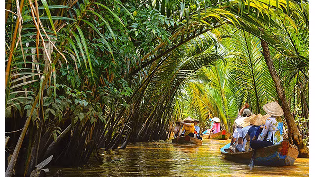 Arrivée à Bên Tre, Brekke Fletcher a eu l’occasion de visiter les rivières du sud du Vietnam sur une barque. Photo : Vietnamnet.vn