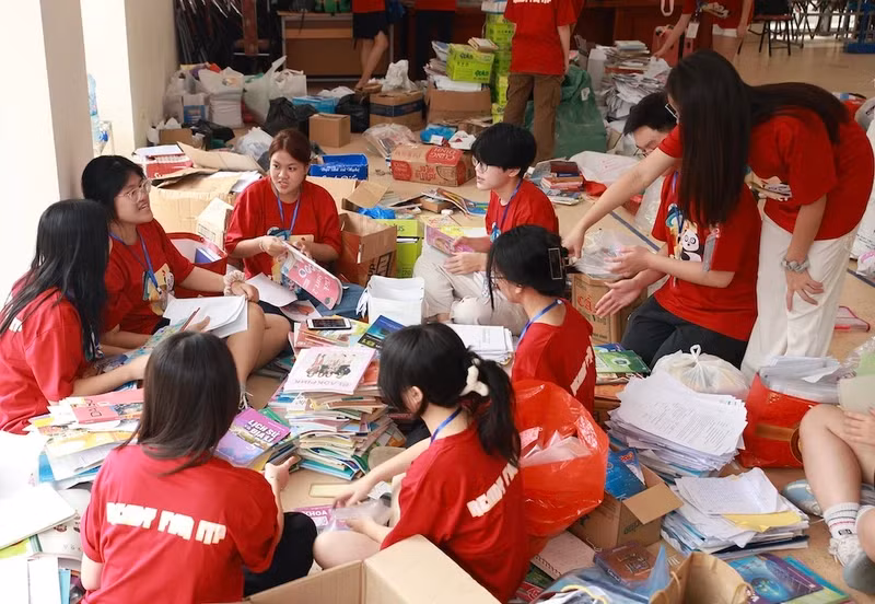 Des élèves de Ha Noi participent aux activités visant à sensibiliser à la protection de l'environnement. Photo : journal Nhân Dân.