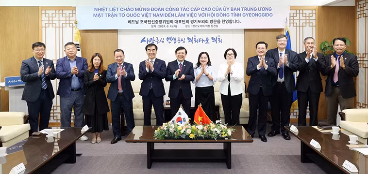 La délégation du FPV travaille avec e Conseil économique, social et du travail sud-coréen. Photo : L'Association des hommes d'affaires et d'investissement Vietnam-République de Corée. La délégation du FPV travaille avec e Conseil économique, social et du travail sud-coréen. Photo : L'Association des hommes d'affaires et d'investissement Vietnam-République de Corée.