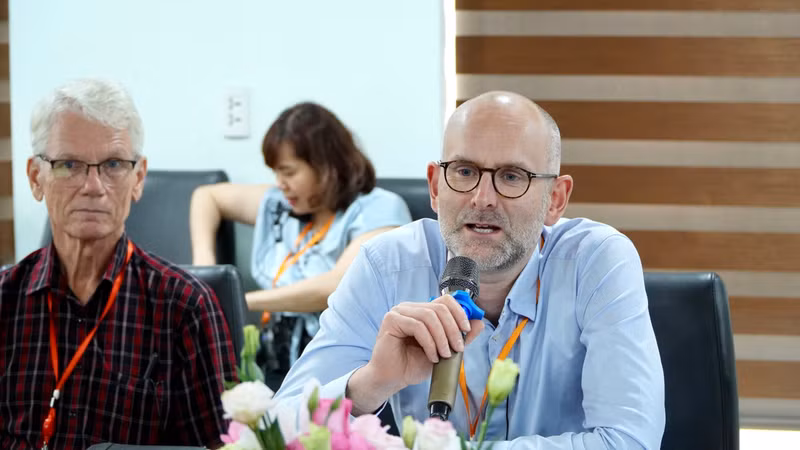 Le directeur de la Direction danoise de l’énergie, Kristoffer Böttzauw, s'exprime lors de la séance de travail. Photo: tapchicongthuong.vn