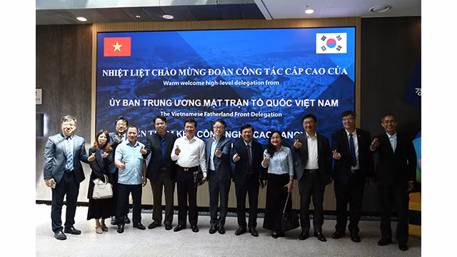 La délégation du FPV en visite de travail en République de Corée. Photo : L'Association des hommes d'affaires et d'investissement Vietnam-République de Corée. La délégation du FPV en visite de travail en République de Corée. Photo : L'Association des hommes d'affaires et d'investissement Vietnam-République de Corée.