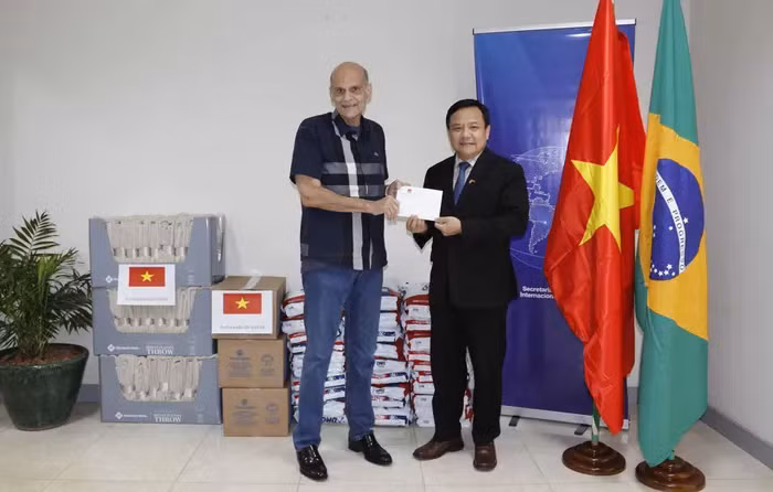 L'ambassadeur du Vietnam au Brésil, Bui Van Nghi, présente des produits de première nécessité au Service des Affaires étrangères de la région spéciale de la capitale Brasilia (Serinter). Photo : Ambassade du Vietnam au Brésil 