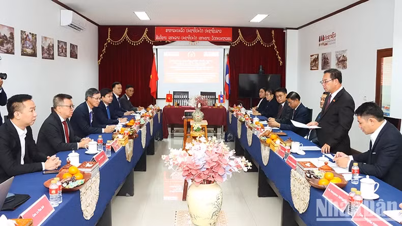 La vue générale de l'entretien entre la délégation du journal Nhân Dân et celle du journal Pasaxon. Photo : nhandan.vn La vue générale de l'entretien entre la délégation du journal Nhân Dân et celle du journal Pasaxon. Photo : nhandan.vn