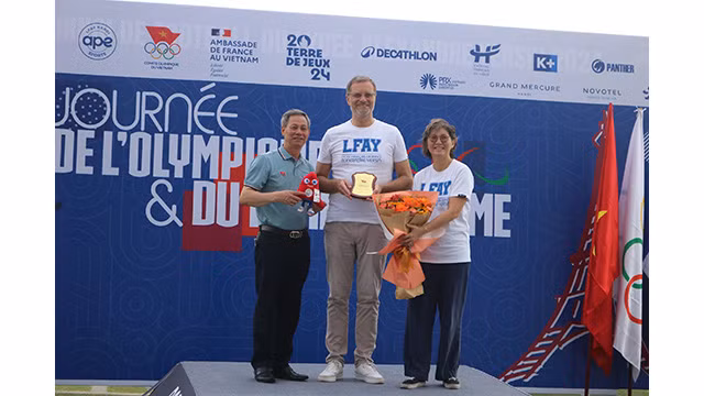 L’Ambassadeur de France au Vietnam, Olivier Brochet (au centre) et le secrétaire général du Comité national olympique, Trân Van Manh (1er à gauche). Photo : Minh Hanh. L’Ambassadeur de France au Vietnam, Olivier Brochet (au centre) et le secrétaire général du Comité national olympique, Trân Van Manh (1er à gauche). Photo : Minh Hanh.