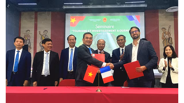 Les représentants du Service du Tourisme ont signé un mémorandum de coopération avec des partenaires pour promouvoir la croissance des marchés touristiques français et européen. Photo : baoquangbinh.vn