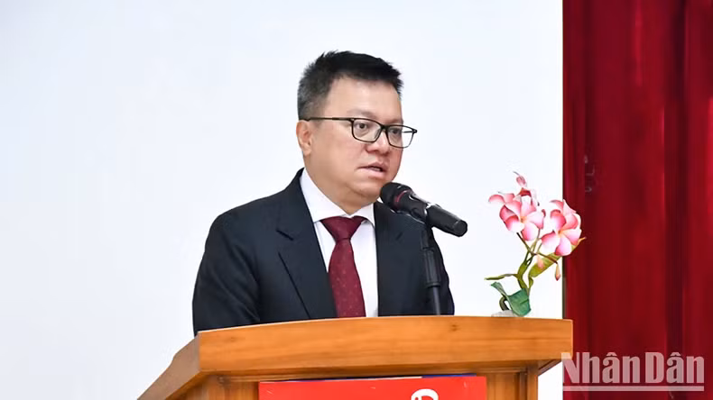 Le rédacteur en chef, Lê Quôc Minh, membre du Comité central du Parti, chef adjoint de la Commission centrale de Propagande et d’Éducation, président de l'Association des journalistes du Vietnam, s'exprime lors de l'événement. Photo : nhandan.vn Le rédacteur en chef, Lê Quôc Minh, membre du Comité central du Parti, chef adjoint de la Commission centrale de Propagande et d’Éducation, président de l'Association des journalistes du Vietnam, s'exprime lors de l'événement. Photo : nhandan.vn