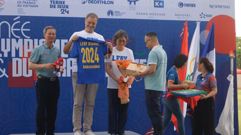 Le secrétaire général du Comité national olympique, Trân Van Manh (1er à partir de gauche) et l’Ambassadeur de France au Vietnam, Olivier Brochet (2e à partir de gauche). Photo : Minh Hanh. Le secrétaire général du Comité national olympique, Trân Van Manh (1er à partir de gauche) et l’Ambassadeur de France au Vietnam, Olivier Brochet (2e à partir de gauche). Photo : Minh Hanh.