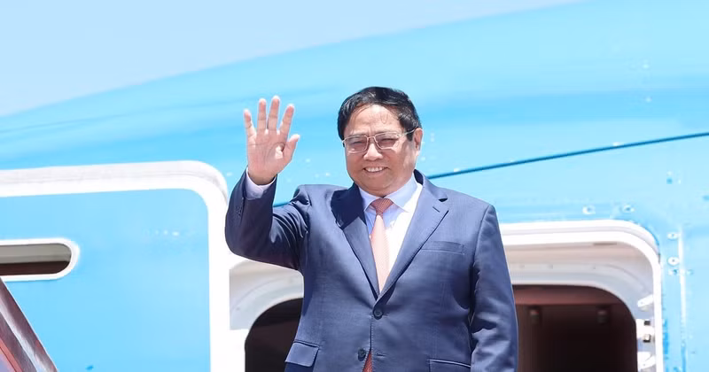 Le PM Pham Minh Chinh est arrivé en Chine pour participer à la 15e Conférence annuelle des pionniers du WEF. Photo : VNA.