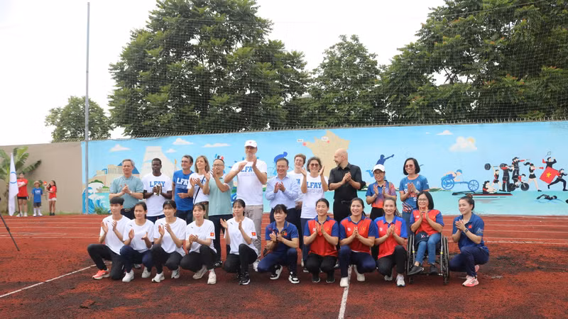 L’Ambassadeur de France au Vietnam, Olivier Brochet, le secrétaire général du Comité national olympique, Trân Van Manh, le directeur adjoint du Département général de l’éducation physique et des sports, Nguyên Hông Minh et les sportifs lors de la cérémonie de la fresque. Photo : Minh Hanh. L’Ambassadeur de France au Vietnam, Olivier Brochet, le secrétaire général du Comité national olympique, Trân Van Manh, le directeur adjoint du Département général de l’éducation physique et des sports, Nguyên Hông Minh et les sportifs lors de la cérémonie de la fresque. Photo : Minh Hanh.