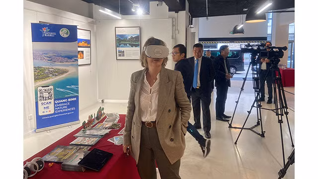 Les délégués découvrent le tourisme de Quang Binh grâce à la technologie de réalité virtuelle. Photo : baoquangbinh.vn