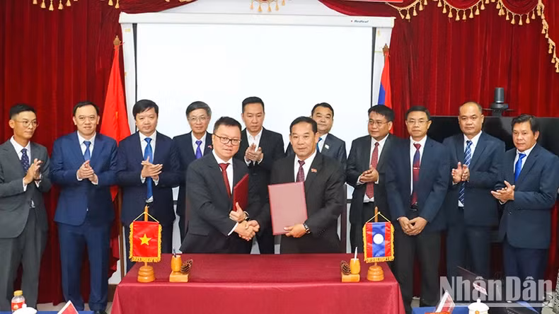 La signature d'un mémorandum de coopération entre le journal Nhân Dân et le journal Pasaxon pour la période 2024-2029. Photo : nhandan.vn La signature d'un mémorandum de coopération entre le journal Nhân Dân et le journal Pasaxon pour la période 2024-2029. Photo : nhandan.vn