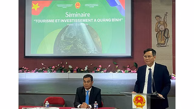 Le président du Comité populaire provincial, Trân Thang s'exprime lors de la conférence visant à promouvoir l'investissement et le tourisme de Quang Binh en France. Photo : baoquangbinh.vn