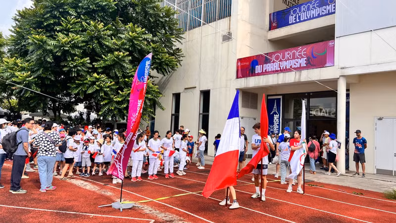 Un défilé marque l'arrivée de la flamme olympique. Photo : Minh Hanh. Un défilé marque l'arrivée de la flamme olympique. Photo : Minh Hanh.