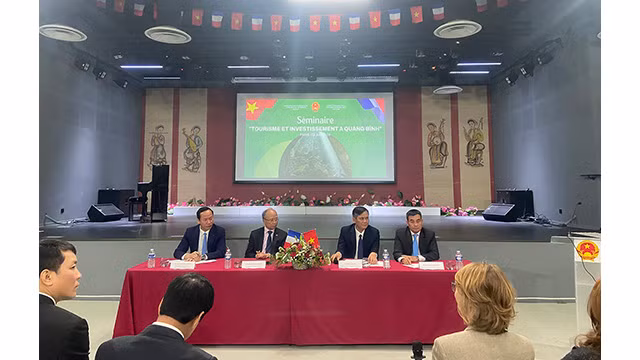 La conférence visant à promouvoir l'investissement et le tourisme de Quang Binh en France. Photo : baoquangbinh.vn