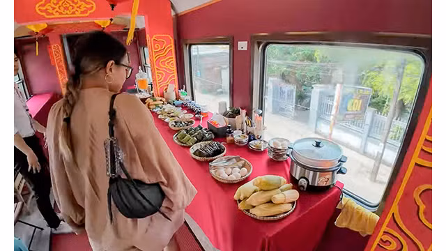 Samy et sa petite amie profitent d'un repas dans le train. Ils ont été impressionnés car les ustensiles tels que les cuillères, les assiettes, étaient fabriqués à partir de matériaux respectueux de l'environnement. Photo : Social Samy.