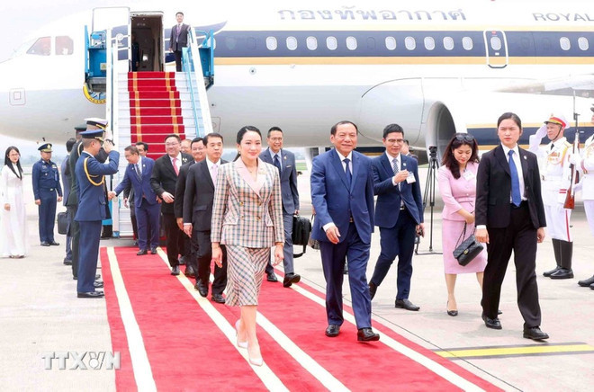 La rérémonie d'accueil de la Première ministre thaïlandaise Paetongtarn Shinawatra à l'aéroport international Nôi Bai, à Hanoi. Photo : VNA.