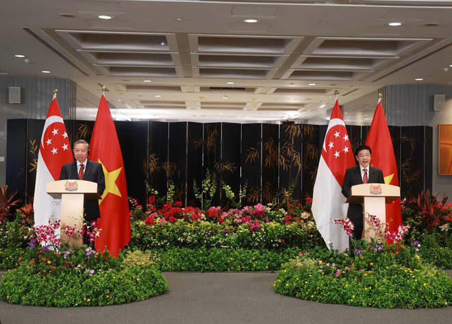 Le secrétaire général du Parti communiste du Vietnam (PCV), Tô Lâm, et le Premier ministre singapourien, Lawrence Wong, également secrétaire général du Parti d’Action populaire de Singapour (PAP) , à la conférence de presse. Photo : VNA.