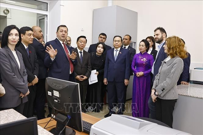 Le président de l'Assemblée nationale (AN) du Vietnam Trân Thanh Mân et son épouse Nguyen Thi Thanh Nga, à m'Université d'Etat d'Erevan. Photo : VNA. Le président de l'Assemblée nationale (AN) du Vietnam Trân Thanh Mân et son épouse Nguyen Thi Thanh Nga, à m'Université d'Etat d'Erevan. Photo : VNA.