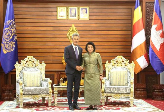 Samdech Moha Rathsapheathika Thipadei Khuon Sudary, présidente de l'Assemblée nationale du Cambodge et l'ambassadeur du Vietnam au Cambodge, Nguyên Minh Vu (gauche). Photo : VNA. Samdech Moha Rathsapheathika Thipadei Khuon Sudary, présidente de l'Assemblée nationale du Cambodge et l'ambassadeur du Vietnam au Cambodge, Nguyên Minh Vu (gauche). Photo : VNA.