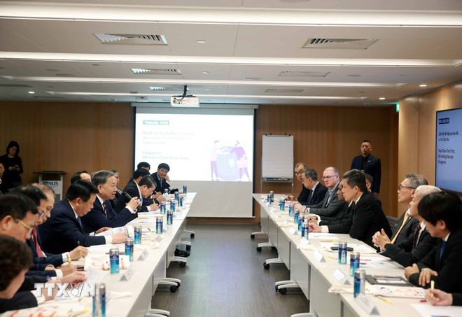 Le secrétaire général du Parti, Tô Lâm, participe à une séance de travail à l&apos;Université nationale de Singapour, axée sur les politiques de Singapour en matière d&apos;éducation, de sciences et de technologies. Photo : VNA.