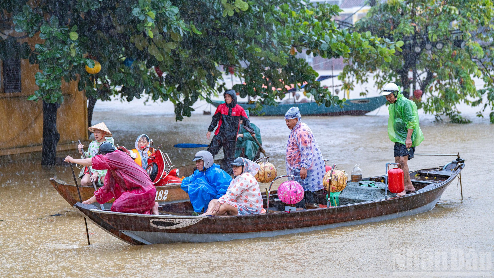 Des bateaux animés transportant des touristes dans et hors de la vieille ville de Hoi An. Photo : NDEL