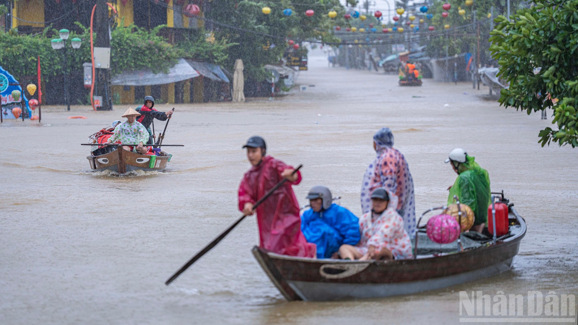 Des bateaux transportant des habitants et des touristes autour de la vieille ville. Photo : NDEL