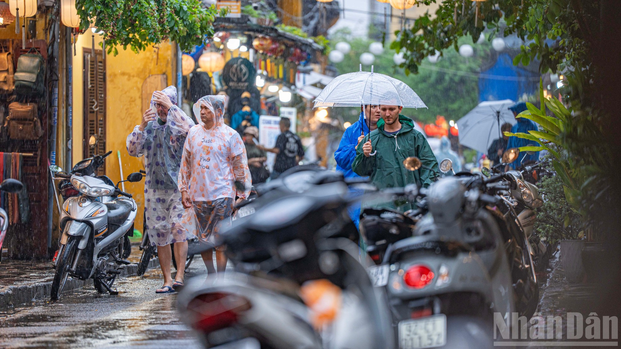 Les touristes étrangers aiment se promener dans la vieille ville sous la pluie. Photo : NDEL