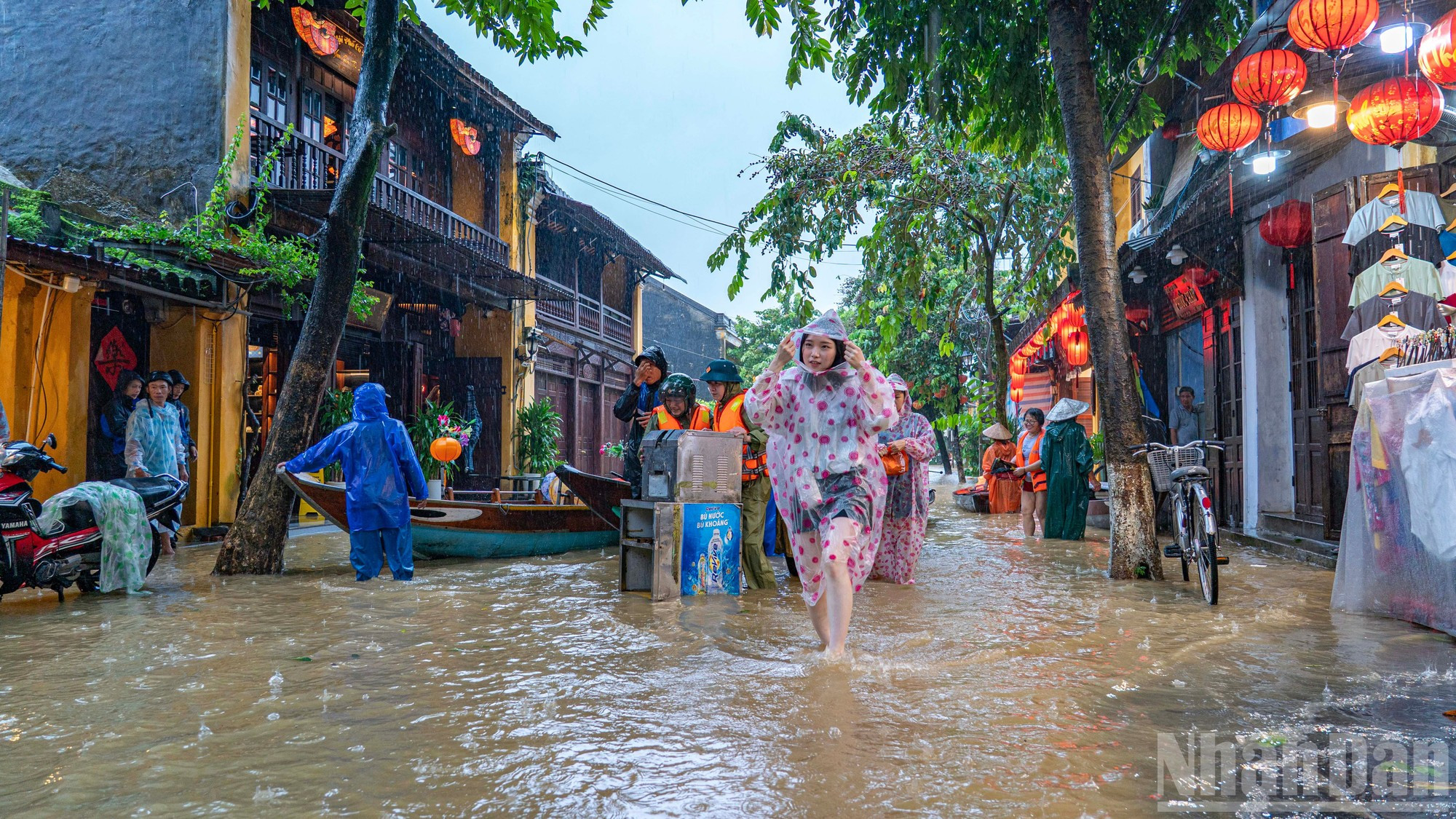 Les autorités locales aident les habitants des zones fortement inondées à déplacer leurs biens par bateau vers des endroits plus sûrs. Photo : NDEL