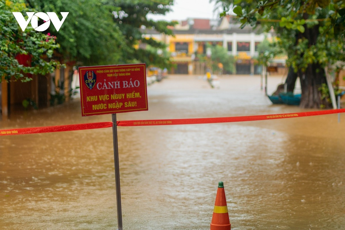 Les autorités ont installé des panneaux d&apos;avertissement pour les résidents et les touristes. Photo : VOV