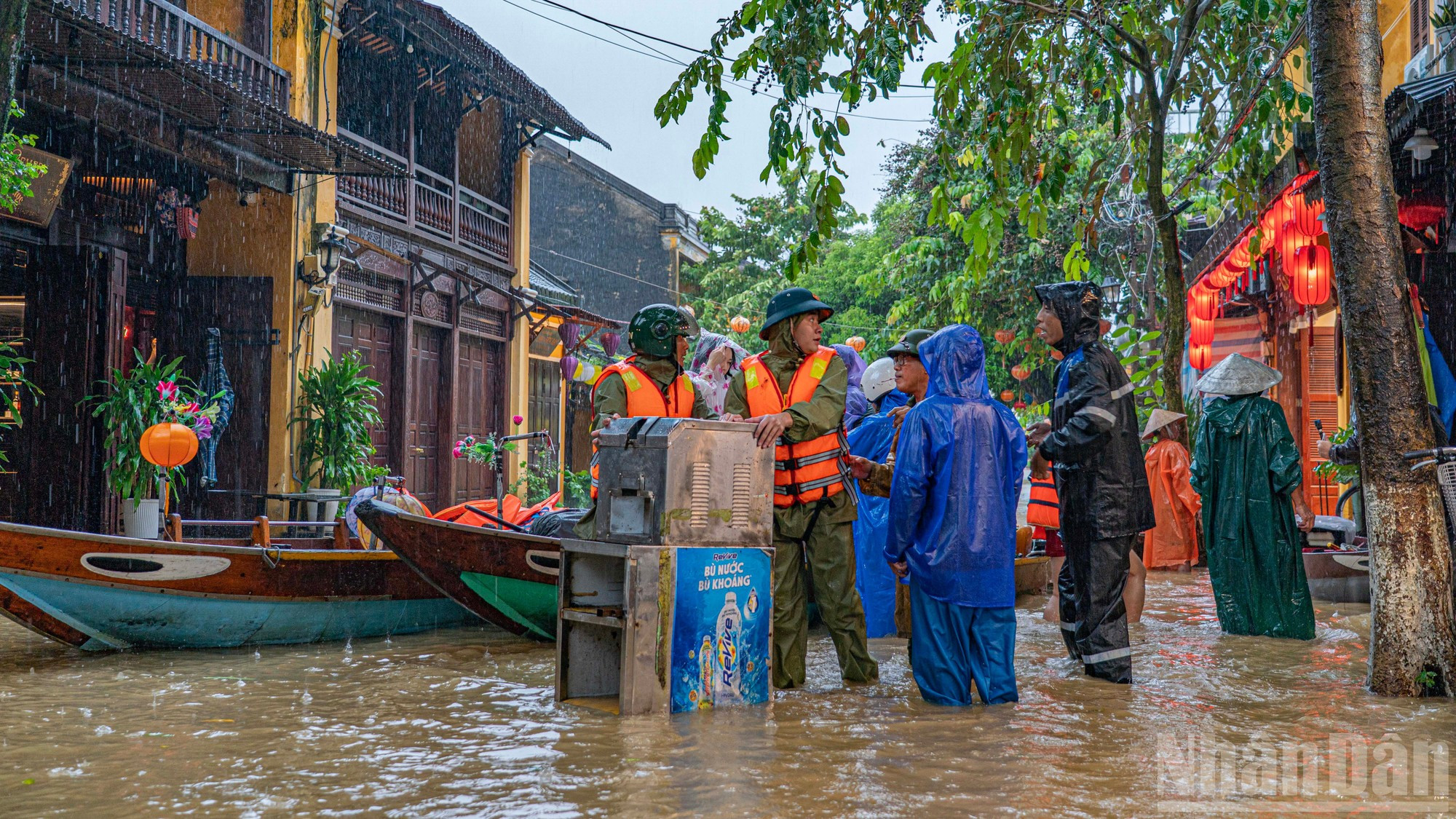 Les forces de police surveillent les zones inondées. Photo : NDEL