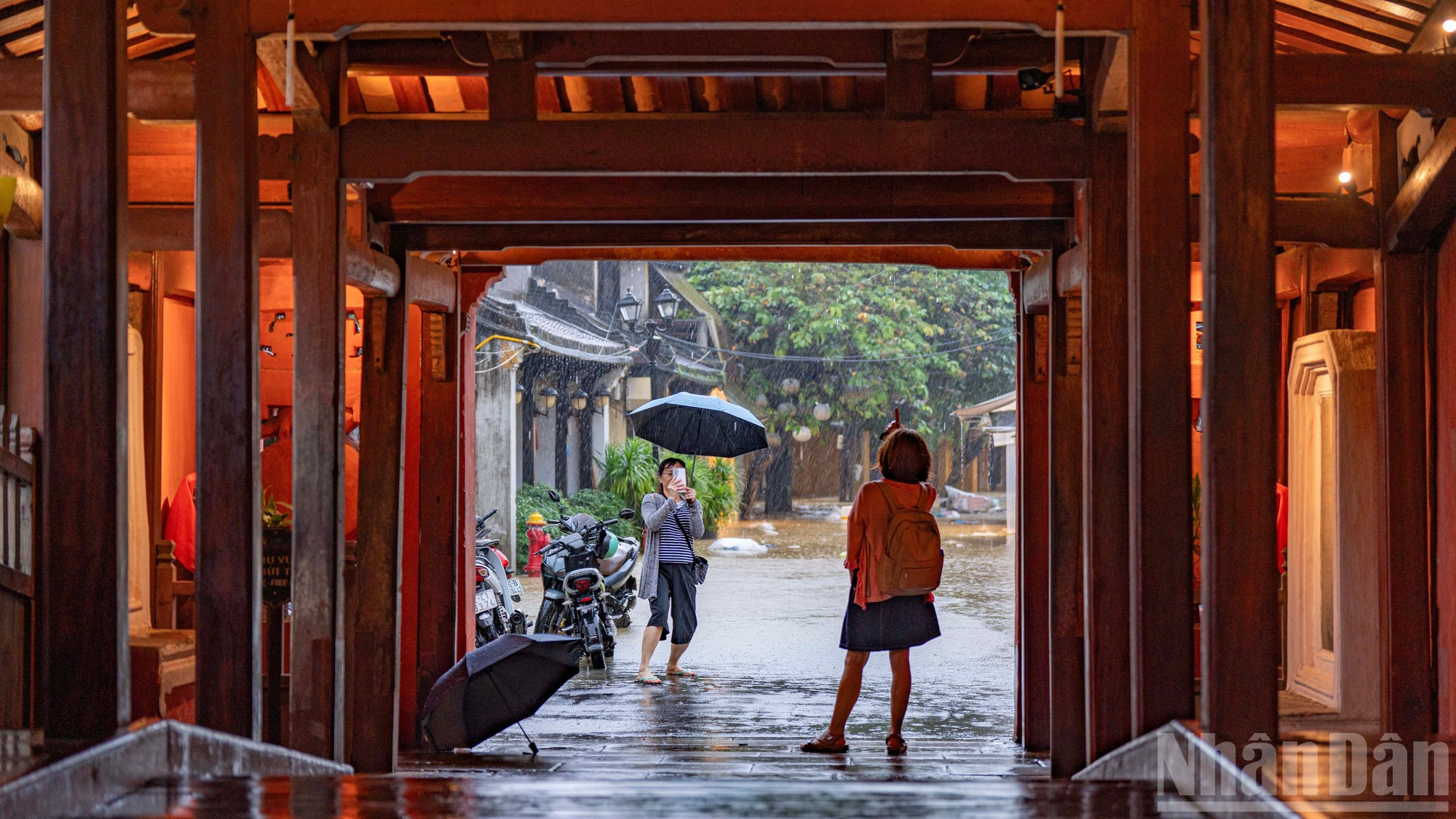 La saison des pluies à Hoi An donne une touche magique au charme habituel de la ville. Photo : NDEL