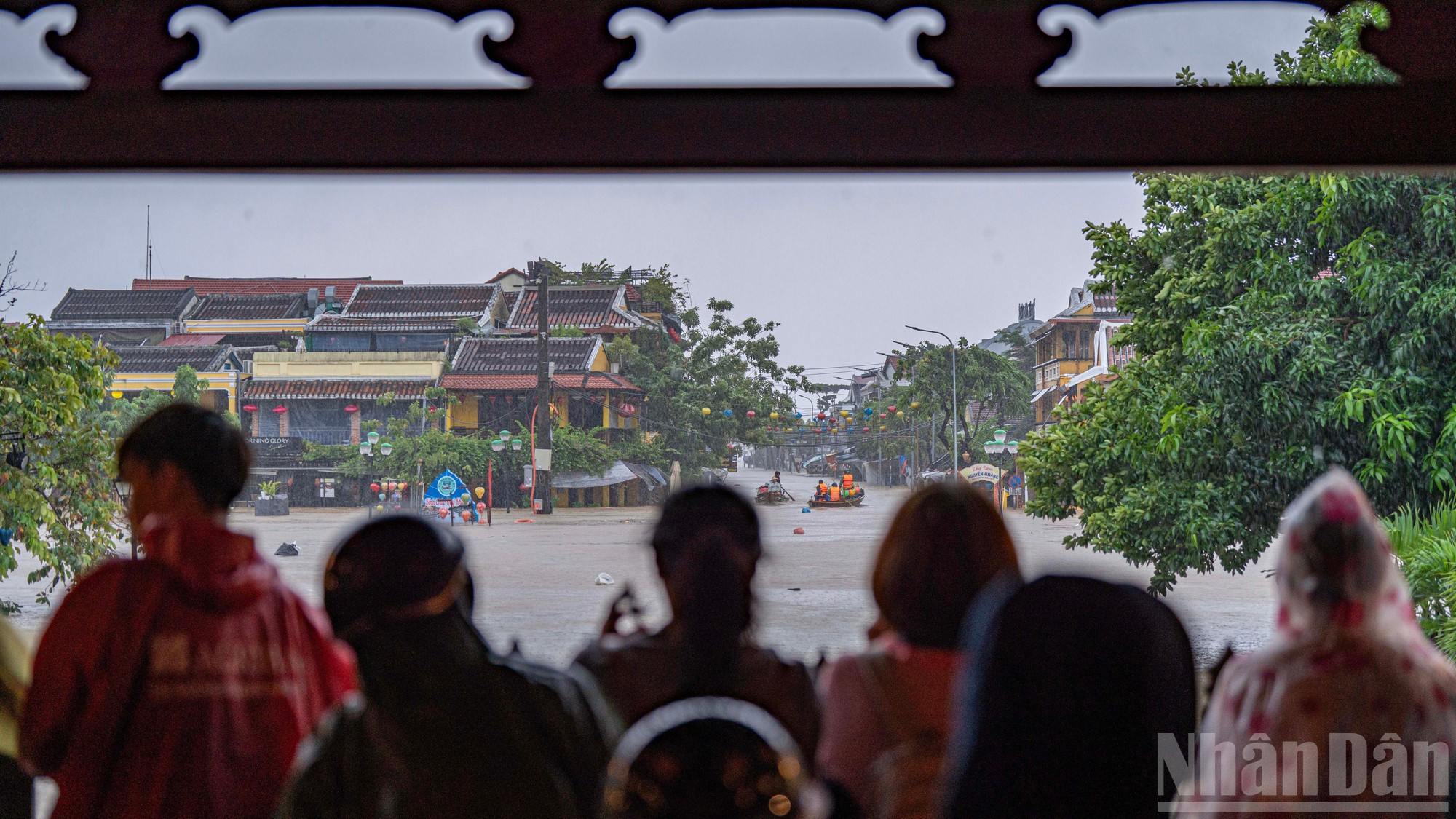 Un coin de rue de Hoi An pendant la saison des inondations. Photo : NDEL