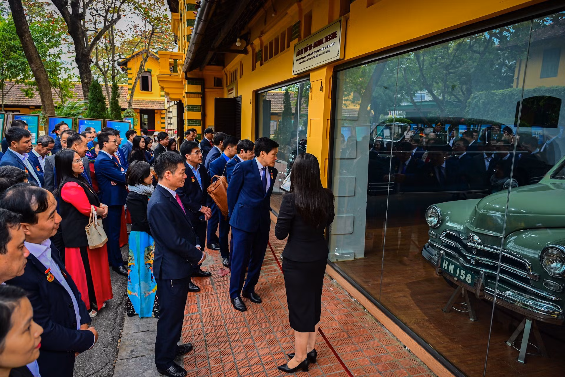 La délégation écoutent des récits concernant des objets commémoratifs liés au Président Ho Chi Minh. Photo : Bao Long/NDEL
