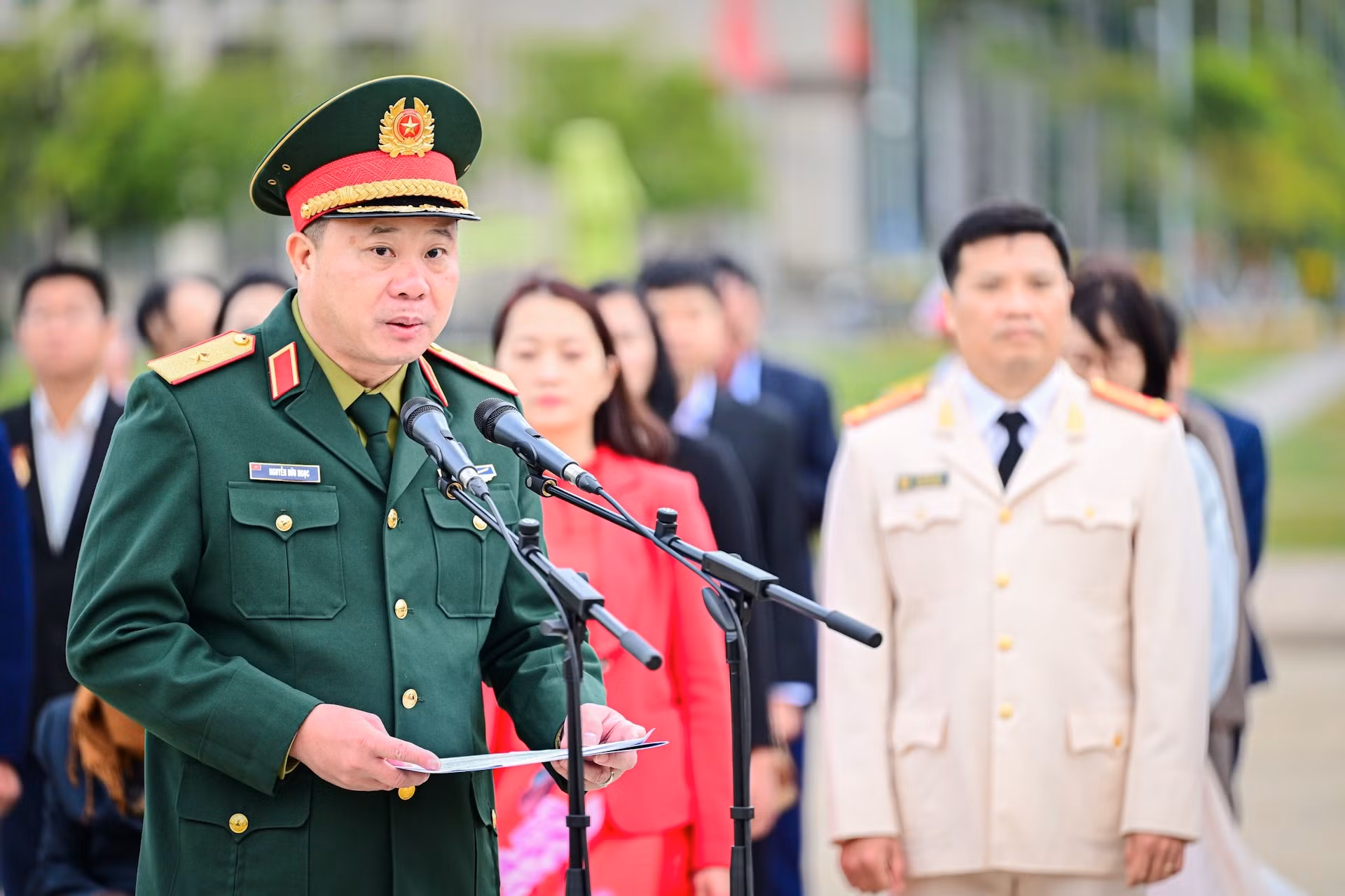 Le général de division Nguyen Huu Ngoc, commandant du 12e corps d'armée, prend la parole lors de la cérémonie. Photo : Bao Long/NDEL