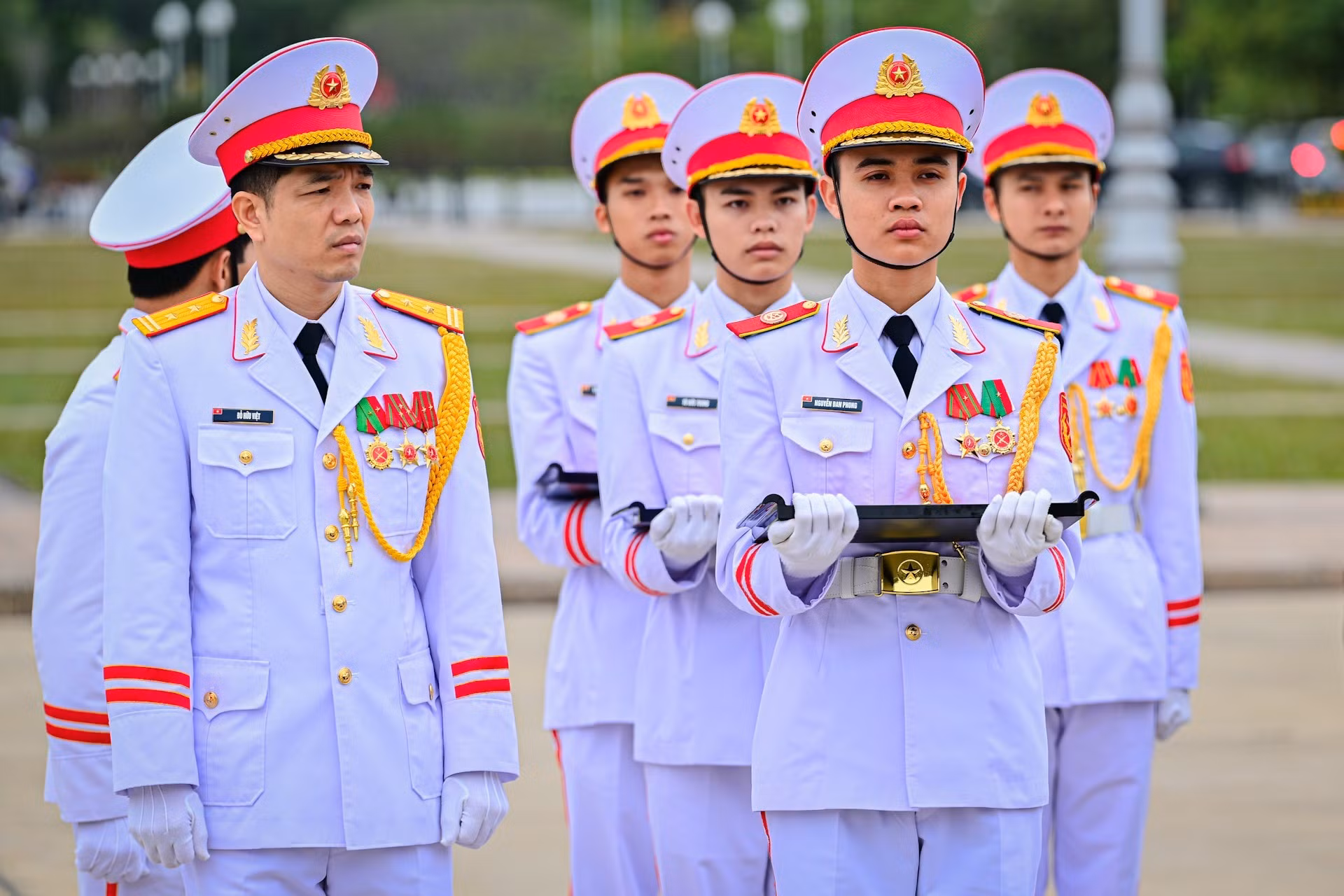 Les "insignes Ho Chi Minh" sont préparés pour les figures exemplaires du mouvement "Étudier et suivre la pensée, l'exemple moral et le style de Ho Chi Minh". Photo : Bao Long/NDEL