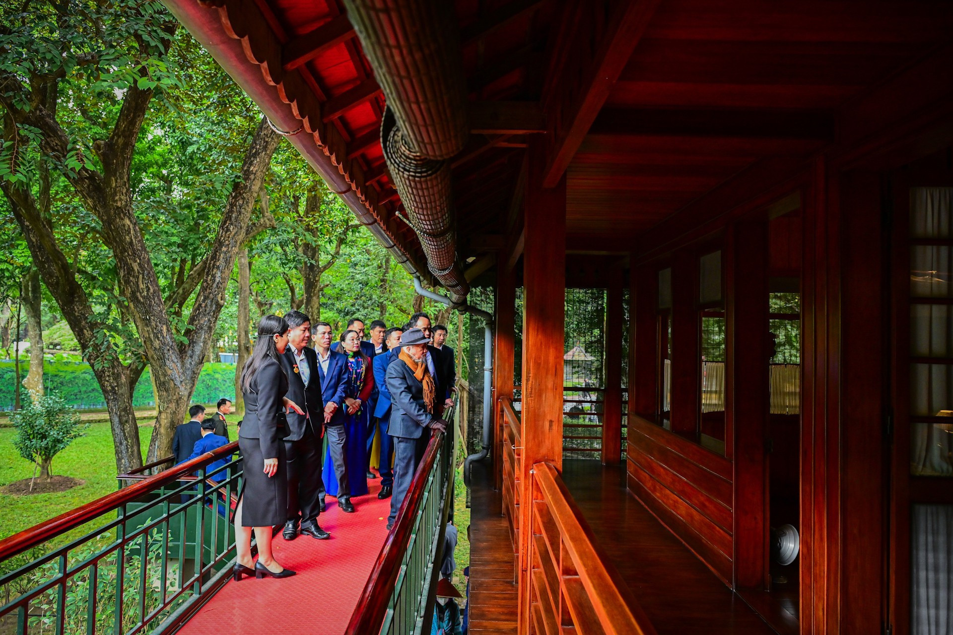 La délégation visite le site historique de la maison sur pilotis du Président Ho Chi Minh. Photo : Bao Long/NDEL
