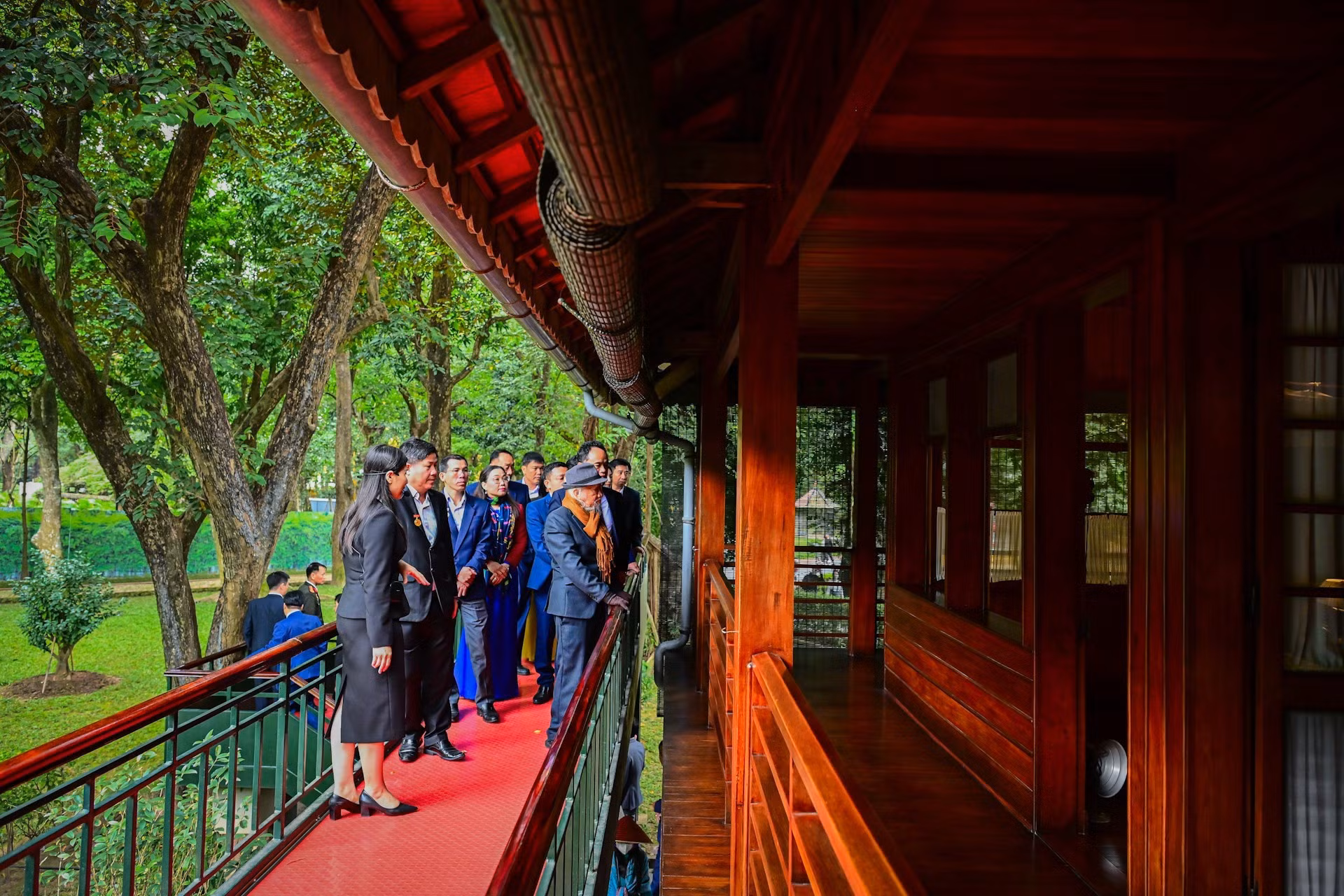 La délégation visite le site historique de la maison sur pilotis du Président Ho Chi Minh. Photo : Bao Long/NDEL