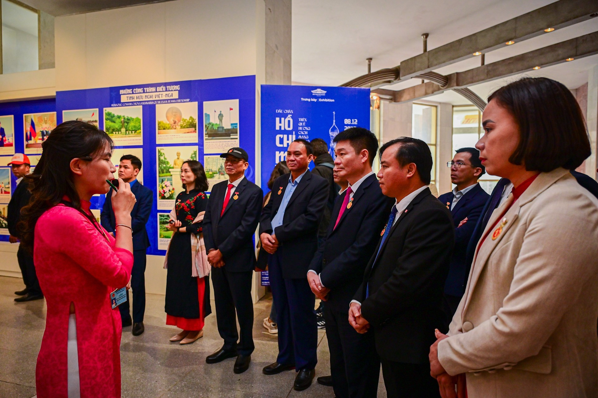 La délégation visite le musée Ho Chi Minh. Photo : Bao Long/NDEL