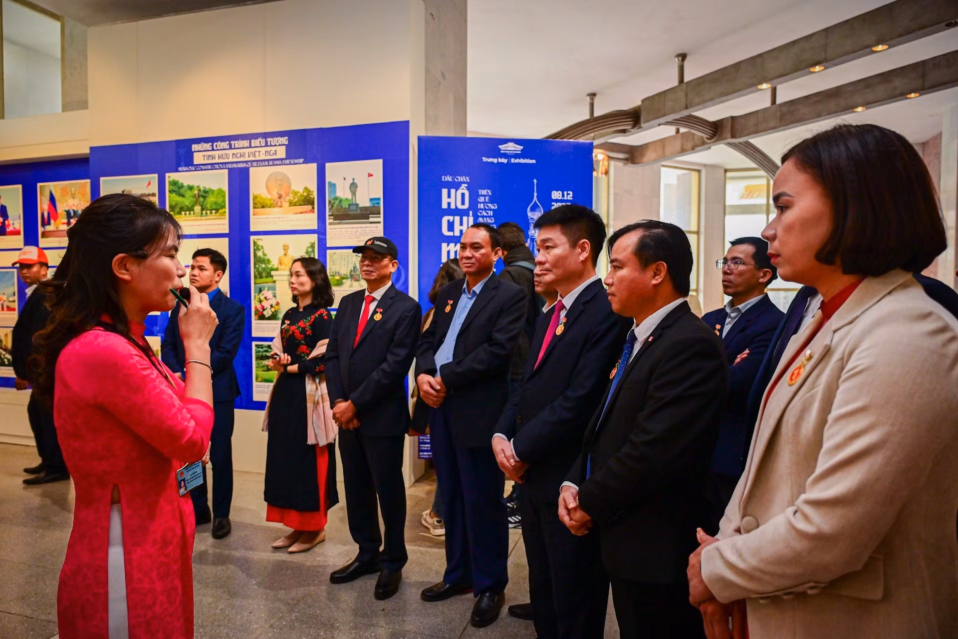 La délégation visite le musée Ho Chi Minh. Photo : Bao Long/NDEL