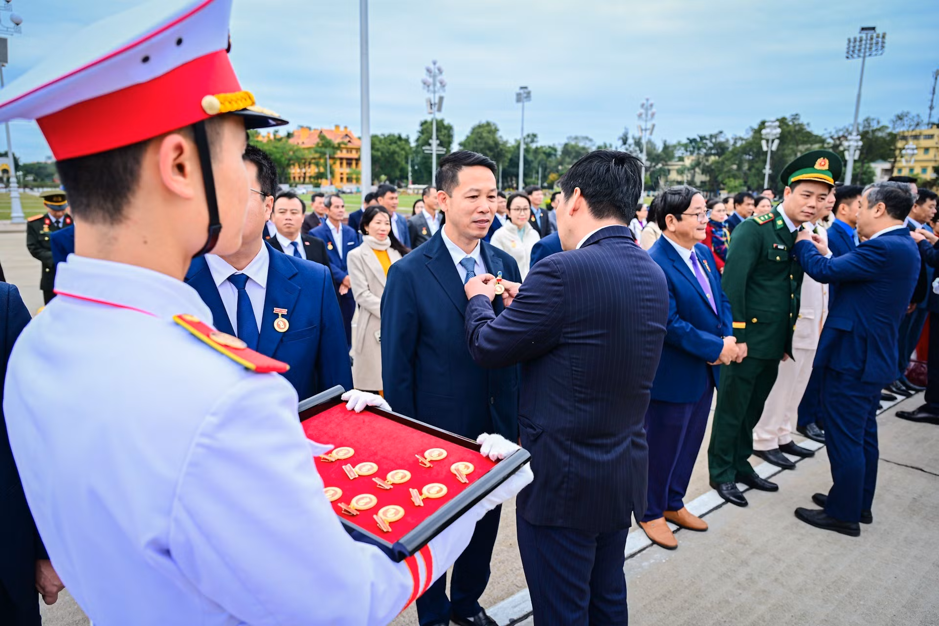 Remise des "insignes Ho Chi Minh" à des figures exemplaires du mouvement "Étudier et suivre la pensée, l'exemple moral et le style de Ho Chi Minh". Photo : Bao Long/NDEL