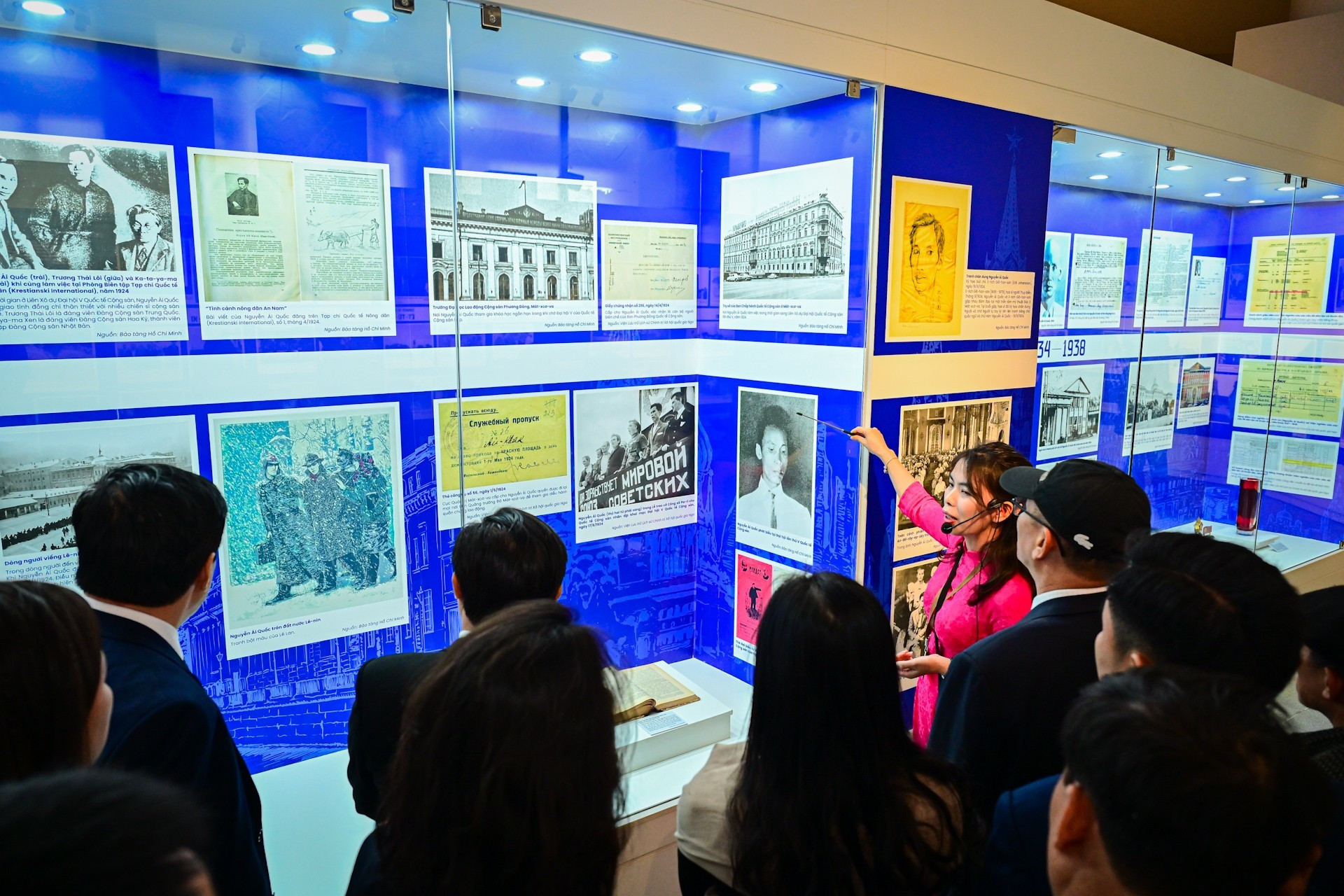 La délégation visite l'exposition « Les traces du Président Ho Chi Minh au pays de la Révolution d'Octobre » au musée Ho Chi Minh. Cette exposition met en lumière les liens profonds entre le grand leader vietnamien et la Russie, ainsi que sa contribution durable à l'amitié entre les deux pays et les deux peuples. Photo : Bao Long/NDEL