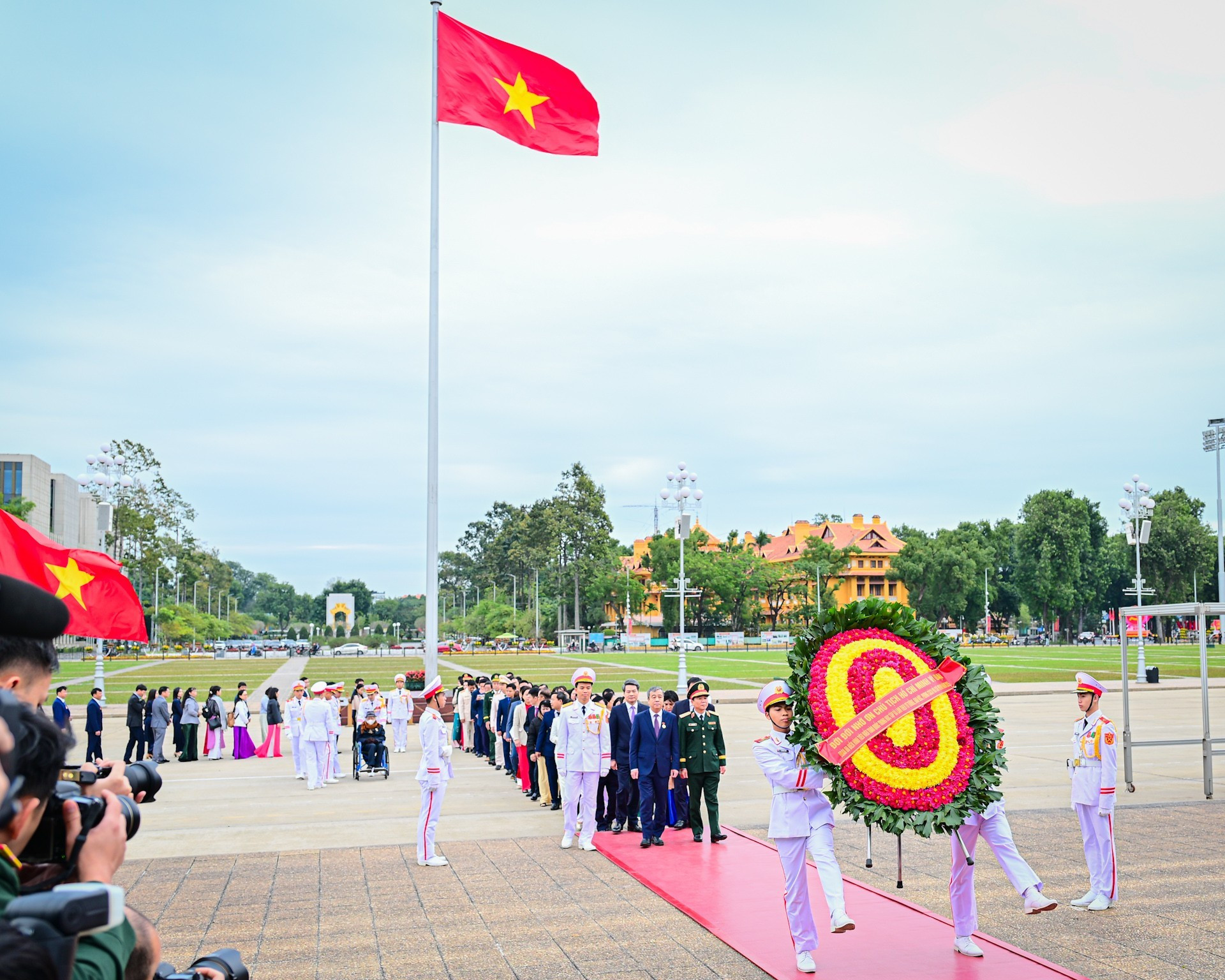 Les délégués déposent une gerbe de fleurs en hommage au Président Ho Chi Minh en son mausolée. La gerbe de fleurs porte l'inscription : « Se souvenir à jamais du grand Président Ho Chi Minh ». Photo : Bao Long/NDEL