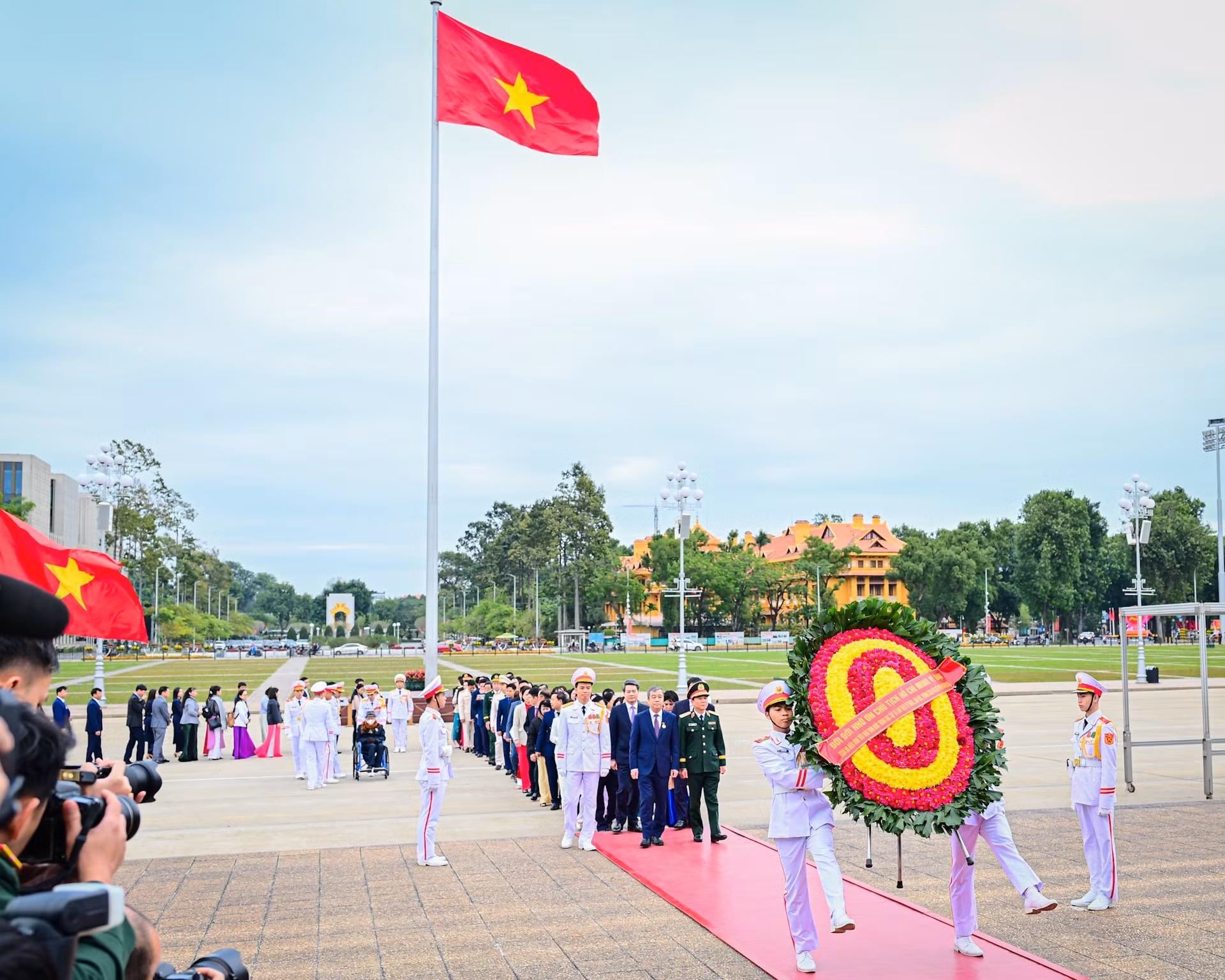 Les délégués déposent une gerbe de fleurs en hommage au Président Ho Chi Minh en son mausolée. La gerbe de fleurs porte l'inscription : « Se souvenir à jamais du grand Président Ho Chi Minh ». Photo : Bao Long/NDEL
