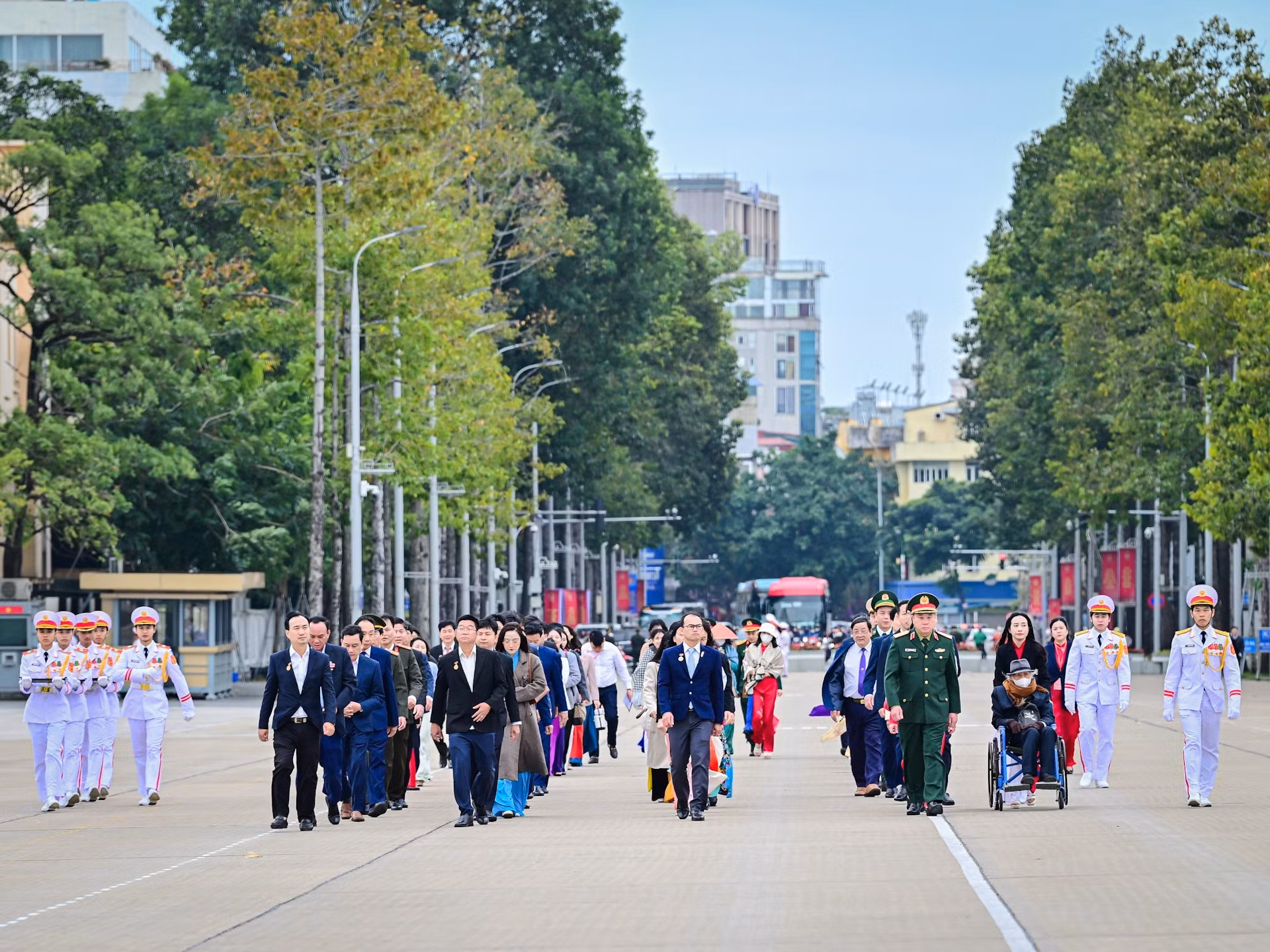 La délégation comprend 25 individus exemplaires à l’échelle nationale dans l’étude et la mise en pratique de la pensée, de l’éthique et du style de Ho Chi Minh en 2025. Photo : Bao Long/NDEL