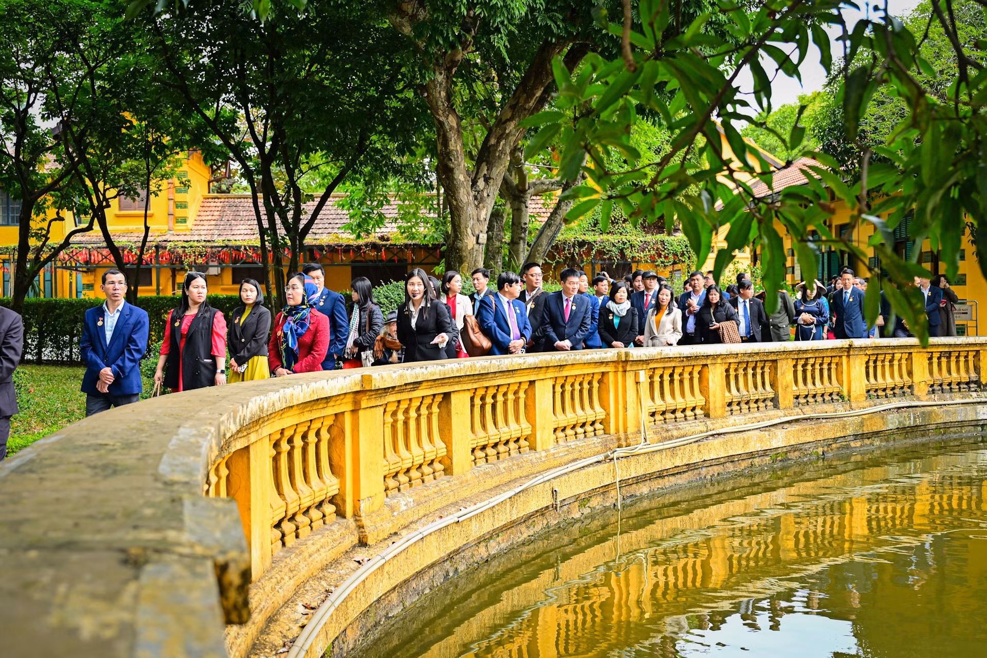 La délégation visite l'étang à poissons du Président Ho Chi Minh. Photo : Bao Long/NDEL